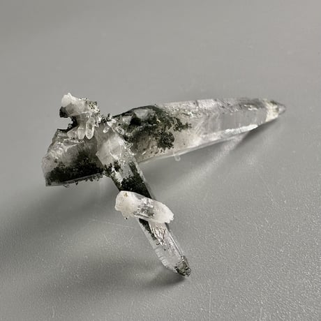 【ガネッシュヒマール産】アクチノライト&クローライトイン天然ヒマラヤ水晶ミニポイント"OO"/Ganesh Himal Actinolite&Chlorite in Himalayan