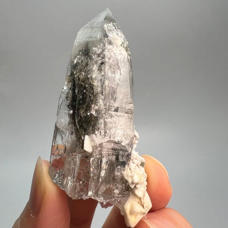 大特価【ガネッシュヒマール産】クローライトイン天然ヒマラヤ水晶/Ganesh Himal Chlorite in Himalayan Quartz
