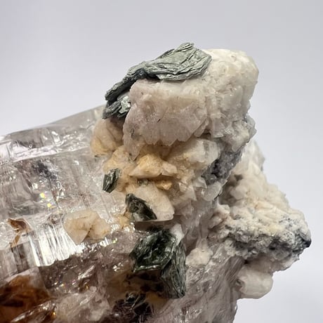 【ガネッシュヒマール産】バイオタイト&フックサイト入り天然ヒマラヤ水晶 /Ganesh Himal Biotite&Fuchsite in Himalayan Quartz