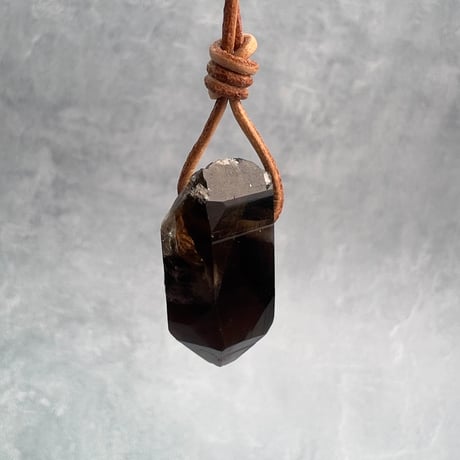 【ガウリシャンカール産】天然ヒマラヤスモーキークォーツ革紐ペンダント②/GauriShankar Himalayan Smoky Quartz Pendant