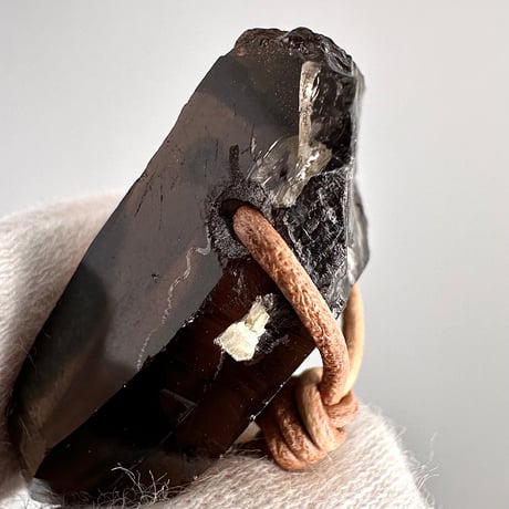 ガウリシャンカール産天然ヒマラヤスモーキークォーツ革紐ペンダント/GauriShankar Himalayan Smoky Quartz Pendant