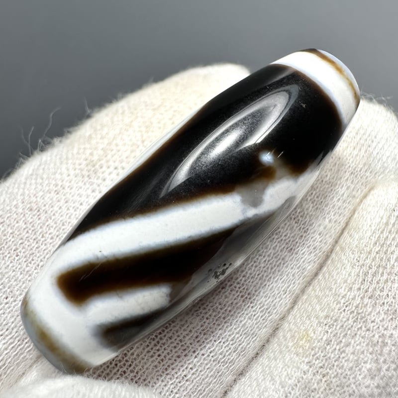 843　真っ黒　天珠　貴重　珍品　　dzibeads！ 古代ジービーズ（ancient dzi sakor namkor with star and