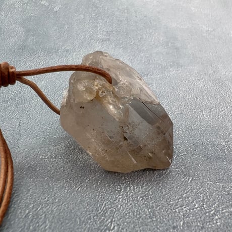 【ガウリシャンカール産】天然ヒマラヤスモーキークォーツ革紐ペンダント③/GauriShankar Himalayan Smoky Quartz Pendant
