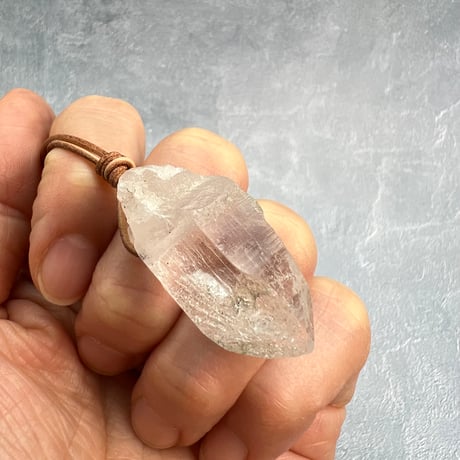 【カイラス産】天然ヒマラヤ水晶革紐付きペンダント/Kailash Himalayan Quartz Pendant