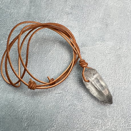【カイラス産】天然ヒマラヤ水晶革紐付きペンダント/Kailash Himalayan Quartz Pendant