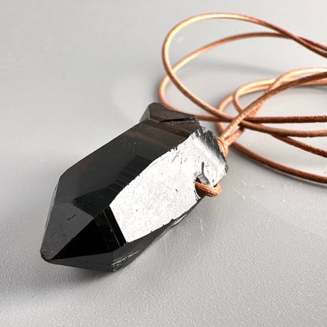 ガウリシャンカール産天然ヒマラヤスモーキークォーツ革紐ペンダント/GauriShankar Himalayan Smoky Quartz Pendant