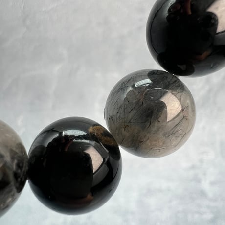 【ガネッシュヒマール産】アクチノライトイン天然ヒマラヤ水晶ブレスレット(グレーブラック系)/Ganesh Himal Actinorite in Himalayan Quartz Bracelet