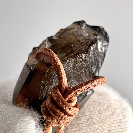 ガウリシャンカール産天然ヒマラヤスモーキークォーツ革紐ペンダント/GauriShankar Himalayan Smoky Quartz Pendant