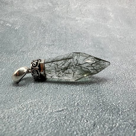 【ガネッシュヒマール産】アクチノライトイン天然ヒマラヤ水晶ペンダントトップ/Ganesh Himal Actinorite in Himalayan Quartz Pendant Top