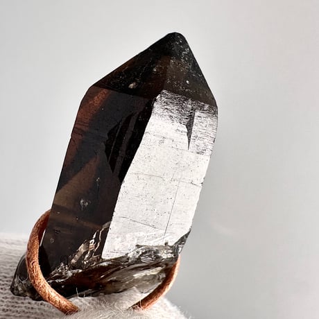 ガウリシャンカール産天然ヒマラヤスモーキークォーツ革紐ペンダント/GauriShankar Himalayan Smoky Quartz Pendant