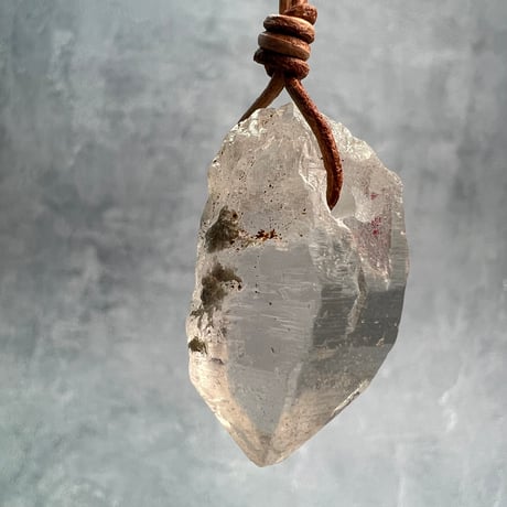 【カイラス産】天然ヒマラヤ水晶革紐付きペンダント/Kailash Himalayan Quartz Pendant