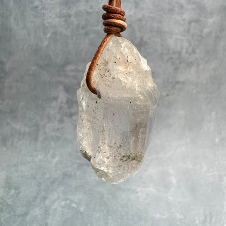 【カイラス産】天然ヒマラヤ水晶革紐付きペンダント/Kailash Himalayan Quartz Pendant