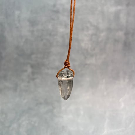 【カイラス産】天然ヒマラヤ水晶革紐付きペンダント/Kailash Himalayan Quartz Pendant
