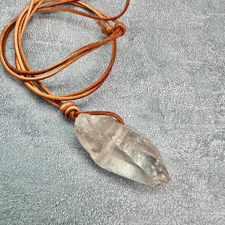 【カイラス産】天然ヒマラヤ水晶革紐付きペンダント④/Kailash Himalayan Quartz Pendant