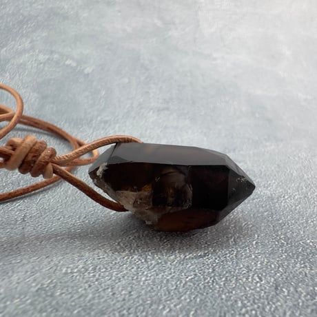【ガウリシャンカール産】天然ヒマラヤスモーキークォーツ革紐ペンダント②/GauriShankar Himalayan Smoky Quartz Pendant