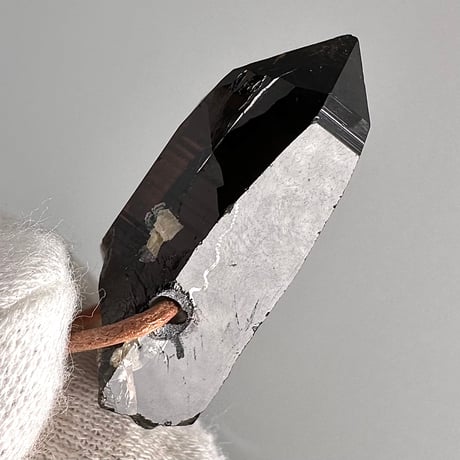 ガウリシャンカール産天然ヒマラヤスモーキークォーツ革紐ペンダント/GauriShankar Himalayan Smoky Quartz Pendant