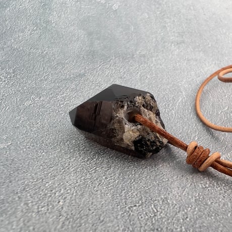 【ガウリシャンカール産】天然ヒマラヤスモーキークォーツ革紐ペンダント②/GauriShankar Himalayan Smoky Quartz Pendant
