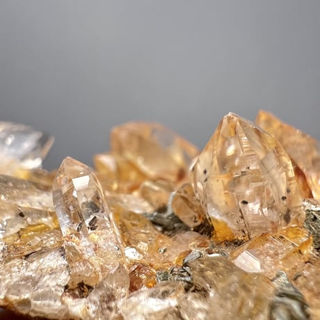 【ガネッシュヒマール産】リモナイトインヒマラヤ水晶クラスター/ Ganesh Himal Limonite in Himalayan Quartz Cluster