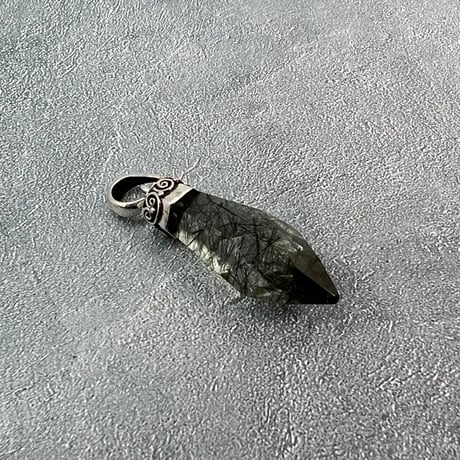 【ガネッシュヒマール産】アクチノライトイン天然ヒマラヤ水晶ペンダントトップ/Ganesh Himal Actinorite in Himalayan Quartz Pendant Top