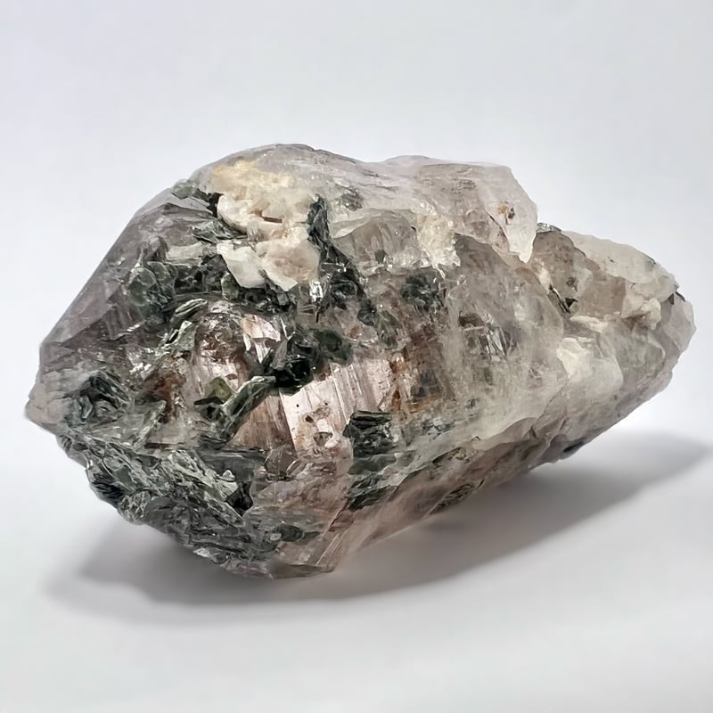 ガネーシュヒマール産バイオタイト&フックサイト入り天然ヒマラヤ水晶