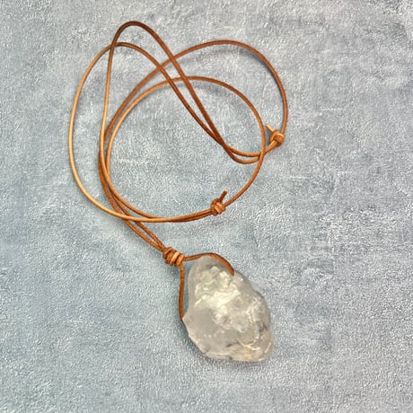 カイラス産】天然ヒマラヤ水晶革紐付きペンダント②/Kailash Himalayan Quartz Pendant