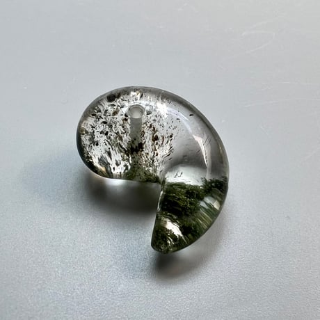 【ガネッシュヒマール産】クローライト&バイオタイトインヒマラヤ水晶"手磨き加工"勾玉/Ganesh Himal Chlorite Biotite in Magatama