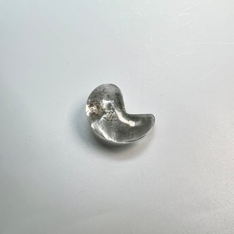 【ガネッシュヒマール産】クローライト&バイオタイトインヒマラヤ水晶"手磨き加工"勾玉/Ganesh Himal Chlorite Biotite in Magatama