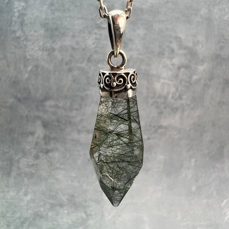 【ガネッシュヒマール産】アクチノライトイン天然ヒマラヤ水晶ペンダントトップ/Ganesh Himal Actinorite in Himalayan Quartz Pendant Top