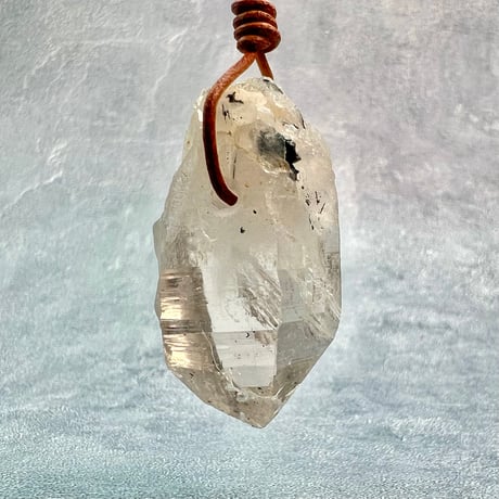 【カイラス産】天然ヒマラヤ水晶革紐付きペンダント/Kailash Himalayan Quartz Pendant