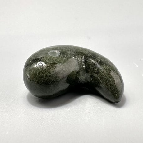 【ガネッシュヒマール産】クローライトインヒマラヤ水晶"手磨き加工"勾玉ビーズ/Ganesh Himal Chlorite in Himalayan Quartz Magatama