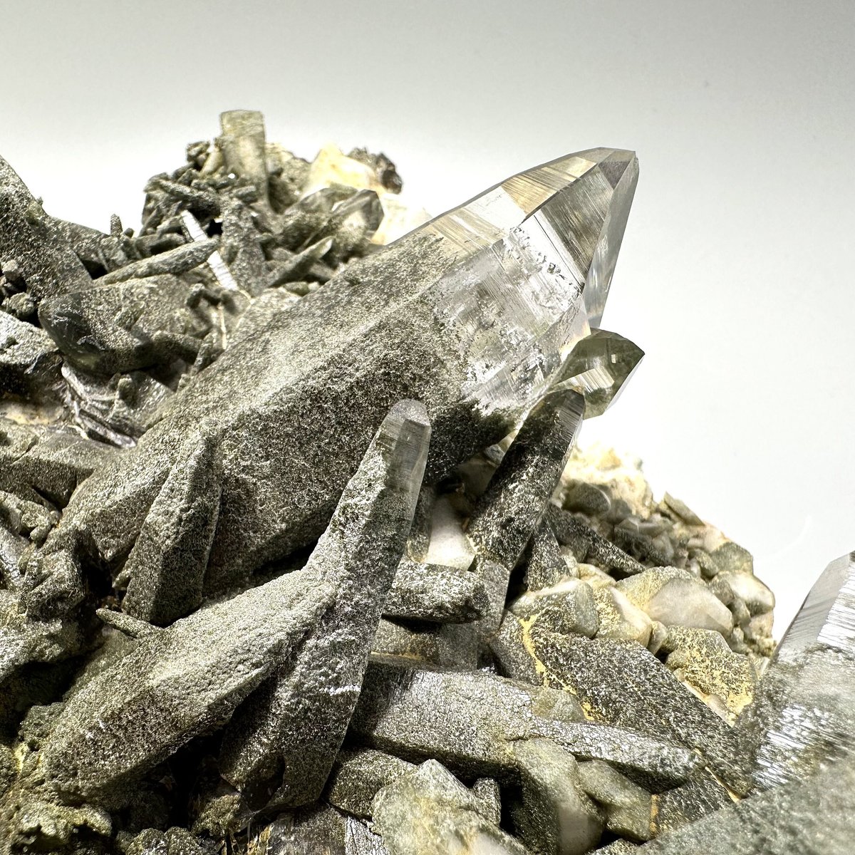 ガネッシュヒマール産クローライトインヒマラヤ水晶クラスター Ganesh