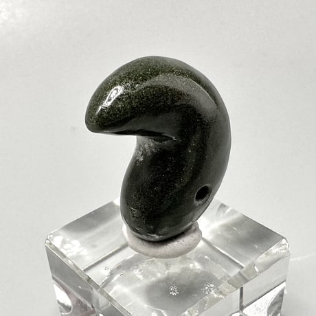 【ガネッシュヒマール産】クローライトインヒマラヤ水晶"手磨き加工"勾玉ビーズ/Ganesh Himal Chlorite in Himalayan Quartz Magatama
