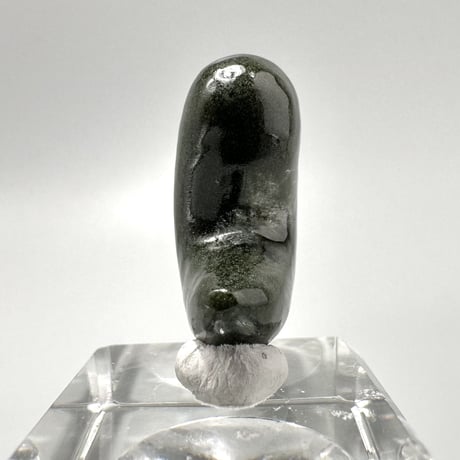 【ガネッシュヒマール産】クローライトインヒマラヤ水晶"手磨き加工"勾玉ビーズ/Ganesh Himal Chlorite in Himalayan Quartz Magatama