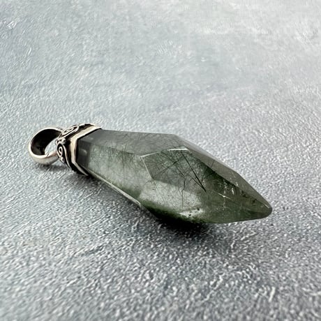 【ガネッシュヒマール産】アクチノライト&クローライト天然ヒマラヤ水晶ペンダントトップ⑥/Ganesh Himal Actinorite in Himalayan Quartz Pendant Top