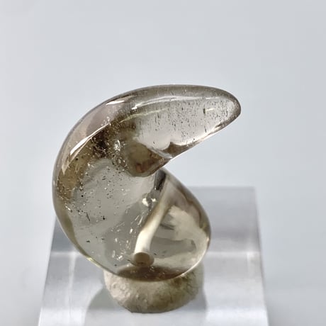 ガウリシャンカール産天然スモーキークォーツ"手磨き加工"勾玉ビーズ1⃣ Gaurishankar Himalayan Smoky  Quartz Magatama
