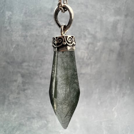 【ガネッシュヒマール産】アクチノライト&クローライト天然ヒマラヤ水晶ペンダントトップ⑥/Ganesh Himal Actinorite in Himalayan Quartz Pendant Top