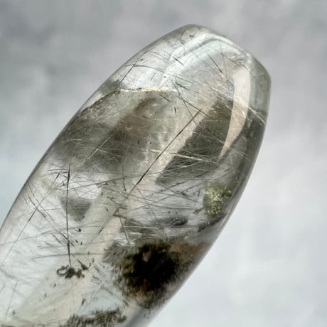 【ガネッシュヒマール産】アクチノライト&クローライトイン天然ヒマラヤ水晶 樽型ビーズ/Ganesh Himal Actinolite&Chlorite in barrel beads