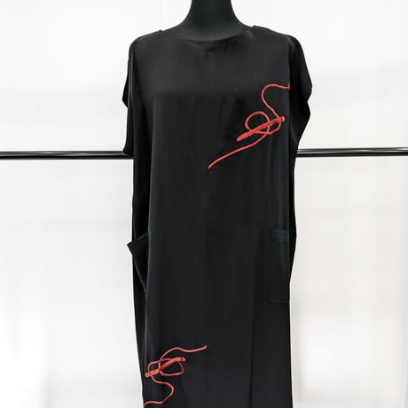 KIMONO DRESS フレンチスリーブのワンピース（紐通しの刺繍入り）
