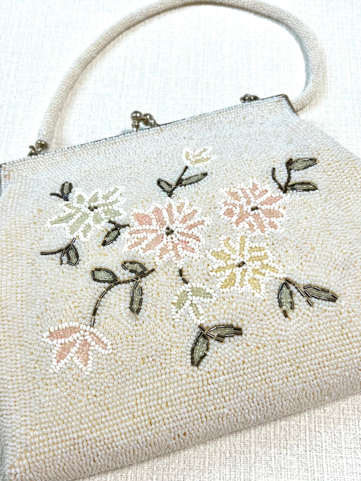 昭和レトロ ヴィンテージ 総ビーズバッグ 白 花模様刺繍 | ルゴワ屋 昭和レトロ ヴィンテージ 総ビーズバッグ 白 花模様刺繍 | ルゴワ屋