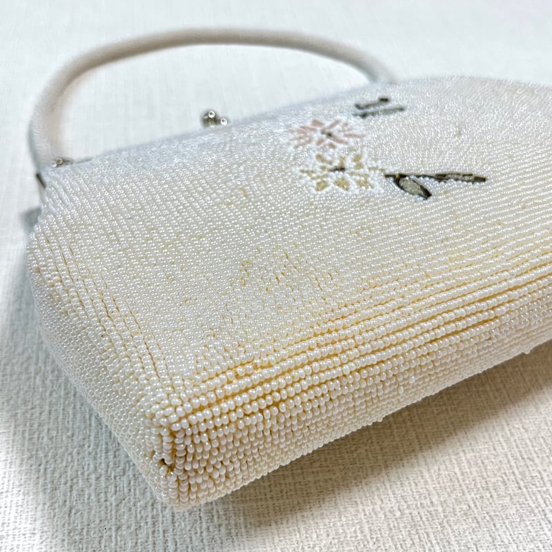 昭和レトロ ヴィンテージ 総ビーズバッグ 白 花模様刺繍 | ルゴワ屋 昭和レトロ ヴィンテージ 総ビーズバッグ 白 花模様刺繍 | ルゴワ屋