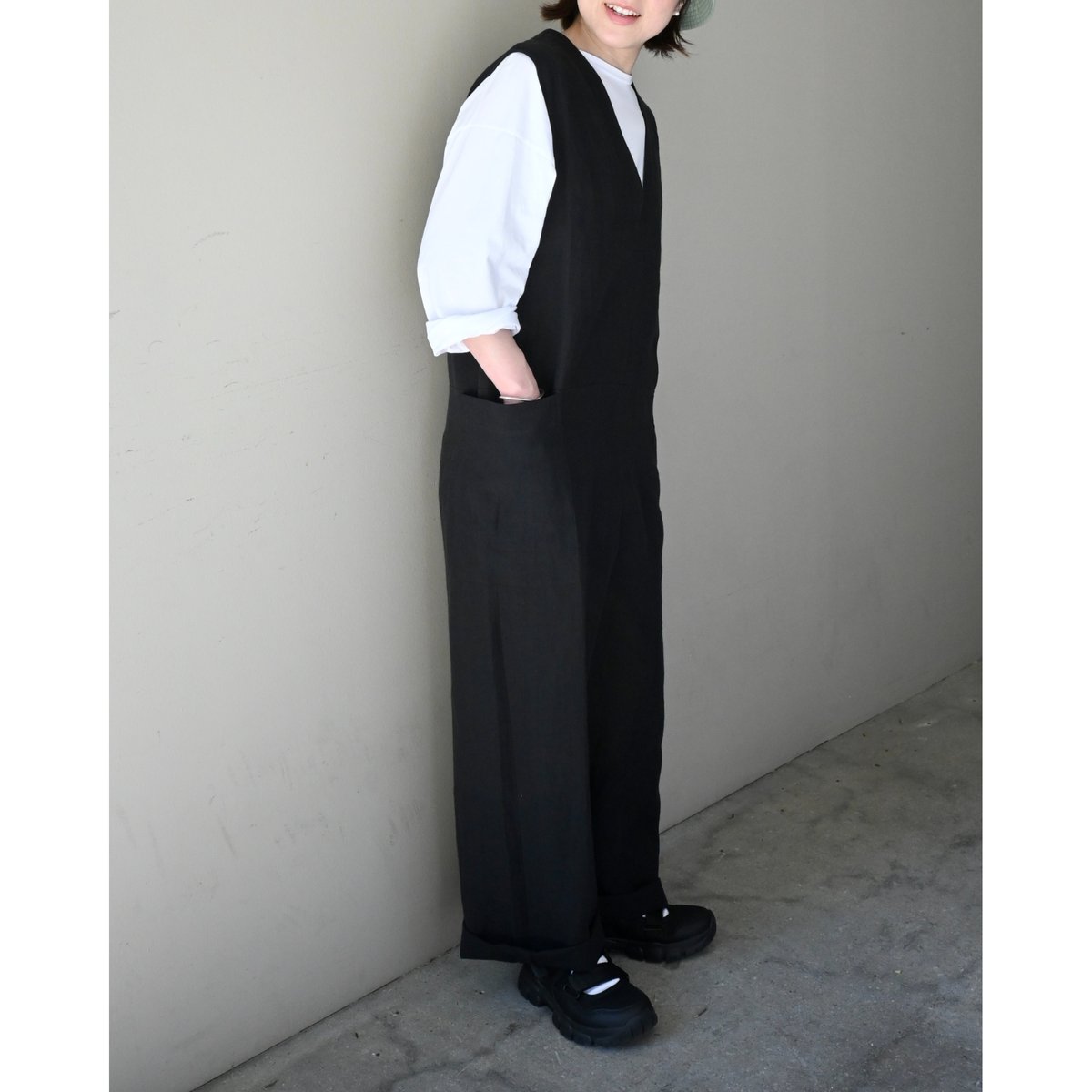 Honnete V Neck Jumpsuit / リネンジャンプスーツ - BLACK | Honnete V Neck Jumpsuit / リネンジャンプスーツ - BLACK |