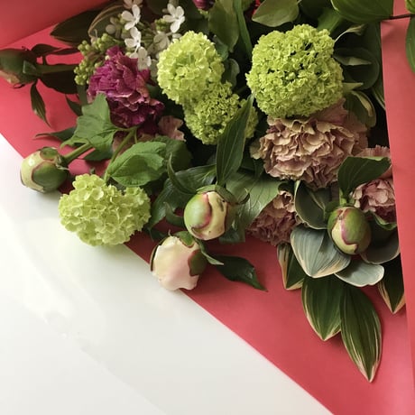 ご予約　母の日ギフト 季節の花束(ギフトボックス使用)