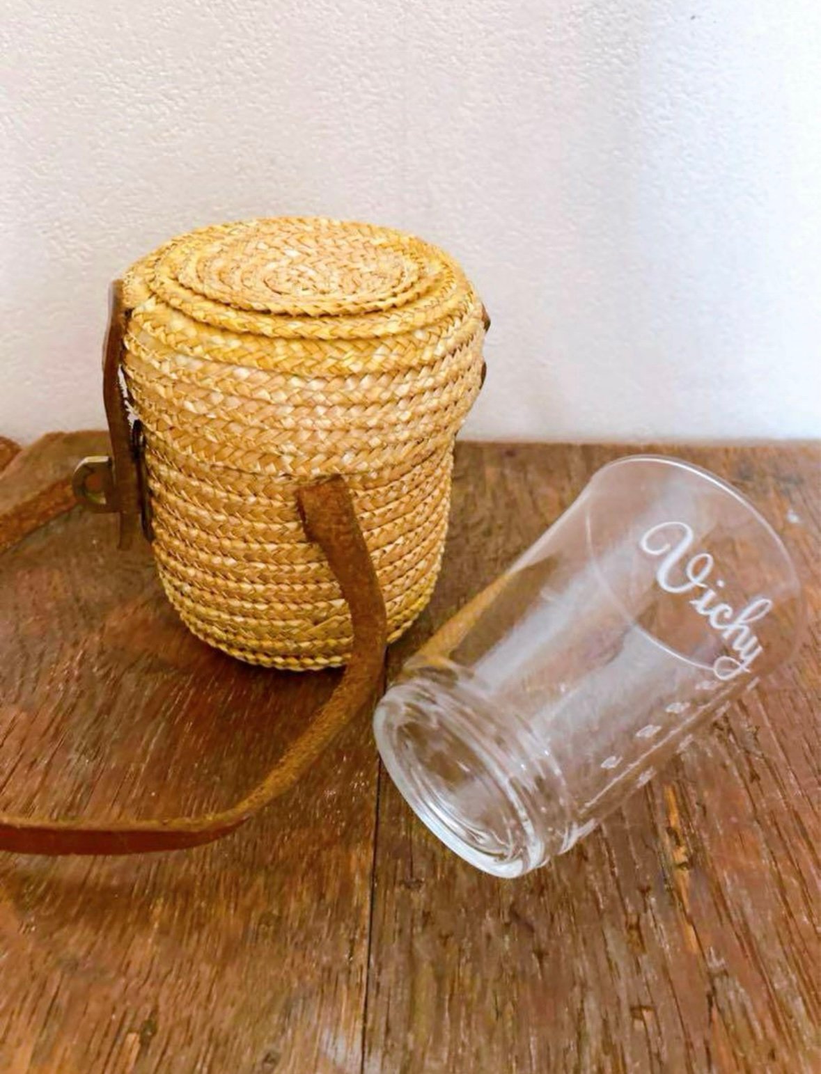 フランスアンティーク Vichyパニエ付き飲泉グラス | minon antiques