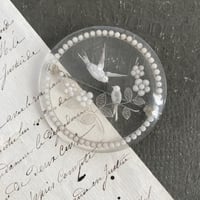 フランスブロカント　ルーサイトブローチ　小鳥たちと花のブローチ