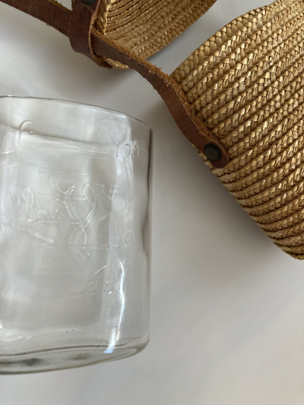 フランスアンティーク Vichyパニエ付き飲泉グラス | minon antiques