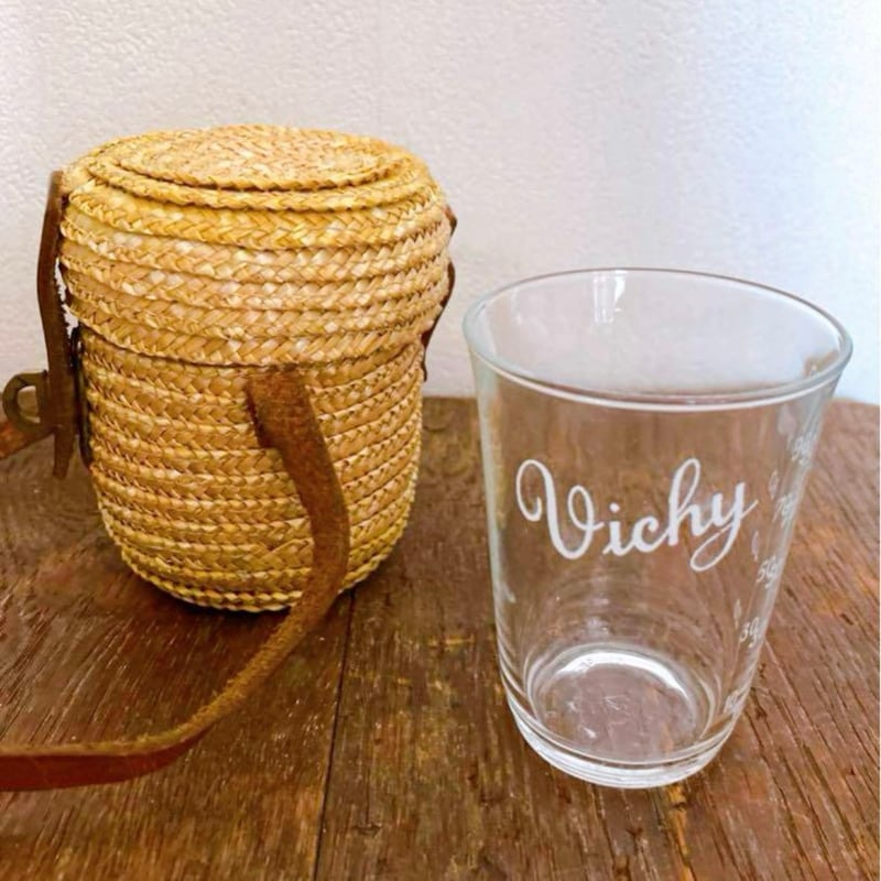 フランスアンティーク 飲泉コップとその専用パニエ VICHY パニエに入った 飲泉コップ （フランス） | ぽわにえ・だ