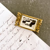 フランスブロカント　セルロイド製　トナカイ透かし掘りブローチ