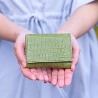 クロコダイル本革 三つ折り財布 ライトグリーン｜ミニ財布 レディース コンパクトなのに大容量 職人手作り 本物保証 高級ワニ革 プレゼント ギフト ご褒美 個性的 10000101