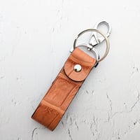 クロコダイル革のスクエアキーホルダー。温もりのあるタン。職人手作りの一点物【偽物なら全額返金保証】ギフト プレゼント 個性派 記念日 10000117
