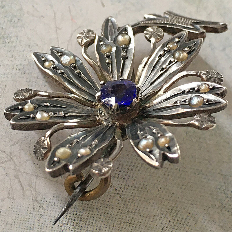 seed pearl × blue stone マーガレットのアンティークブローチ